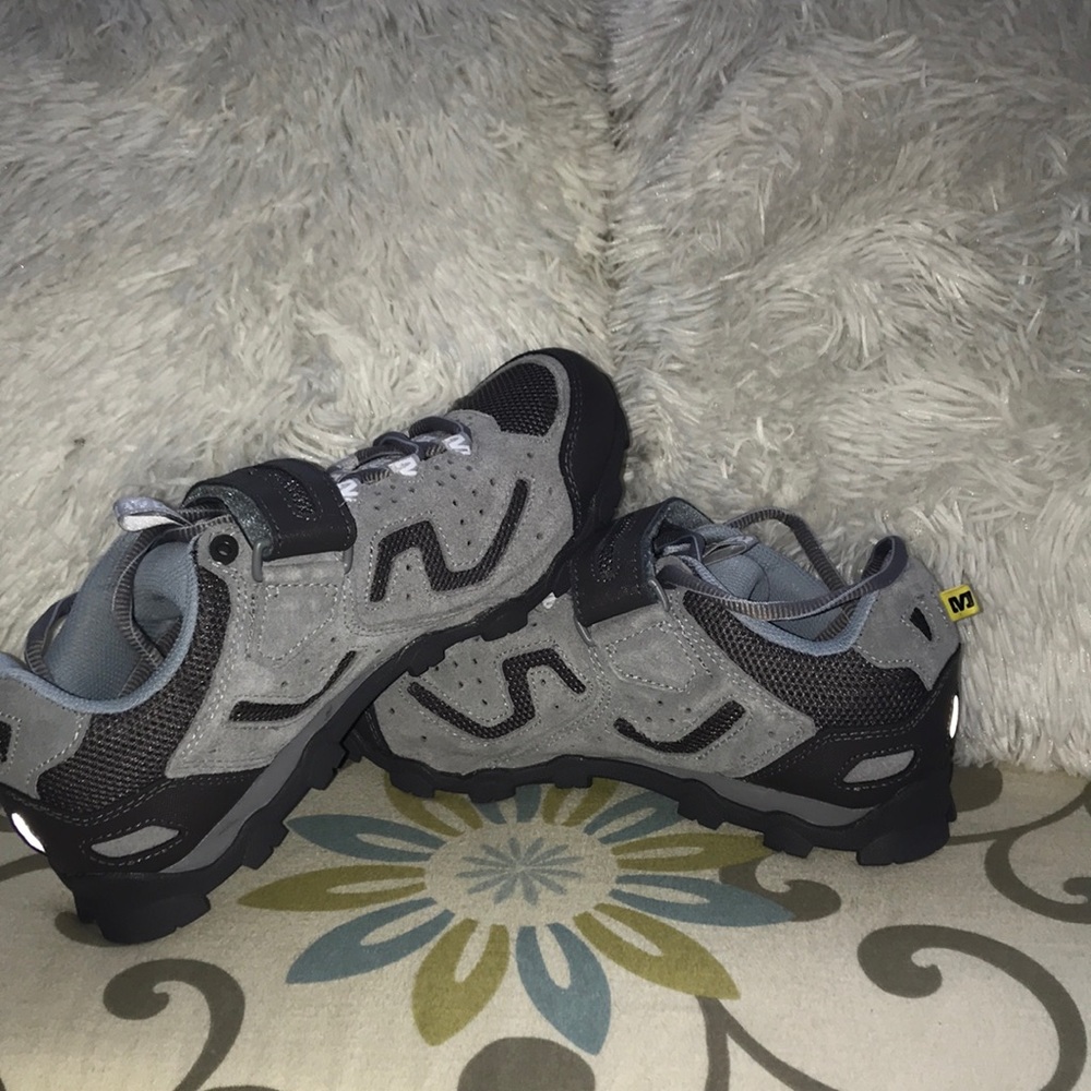 NWOT Mavic womens clip-on mountain biking shoes.